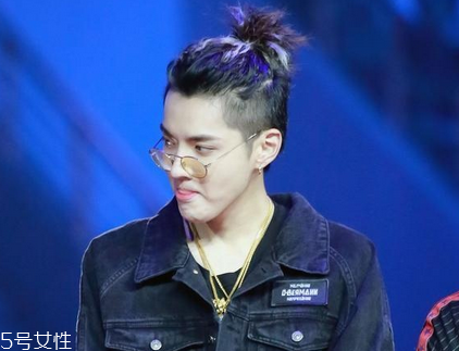 男生夏季不熱的發(fā)型推薦 男生菠蘿頭發(fā)型教程 男生夏季不熱的發(fā)型推薦 男生菠蘿頭發(fā)型教程