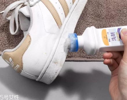 小白鞋清潔劑怎么打開？小白鞋清潔劑打開方法