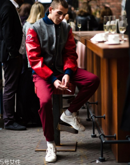 小白鞋前面擠腳怎么辦？小白鞋前面擠腳解決方法