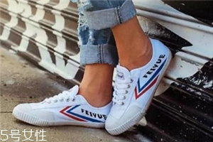 小白鞋前面擠腳怎么辦？小白鞋前面擠腳解決方法