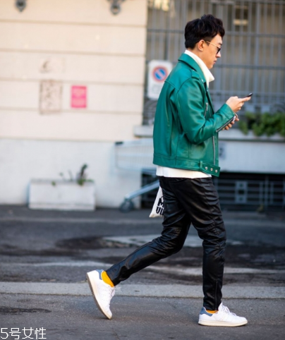 小白鞋為什么會發(fā)黃？小白鞋變黃的原因