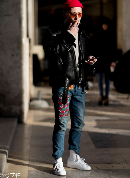 小白鞋為什么會發(fā)黃？小白鞋變黃的原因