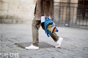 小白鞋為什么會發(fā)黃？小白鞋變黃的原因