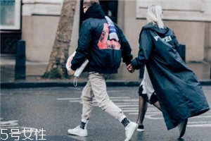 小白鞋染了黑色怎么辦？小白鞋染了黑色清洗方法