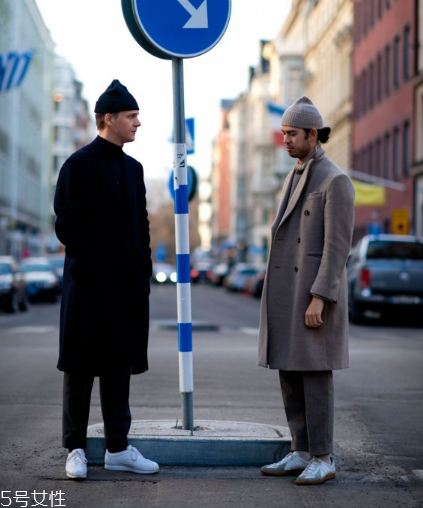 小白鞋太硬磨腳怎么辦？小白鞋太硬的緩解方法