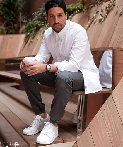 小白鞋要穿襪子嗎？穿小白鞋用不用穿襪子