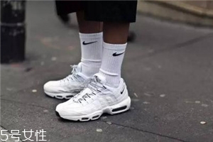 小白鞋上有膠怎么去除？小白鞋上的膠去除方法