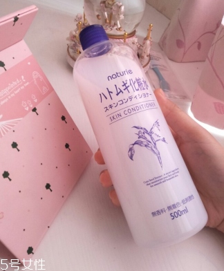 用了薏仁水還用乳液?jiǎn)?薏仁水配ahc乳液可以嗎 用了薏仁水還用乳液?jiǎn)?薏仁水配ahc乳液可以嗎