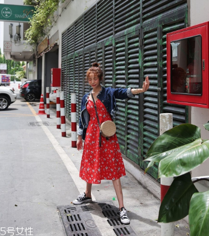 無袖連衣裙怎么搭配外套？無袖連衣裙搭配圖片