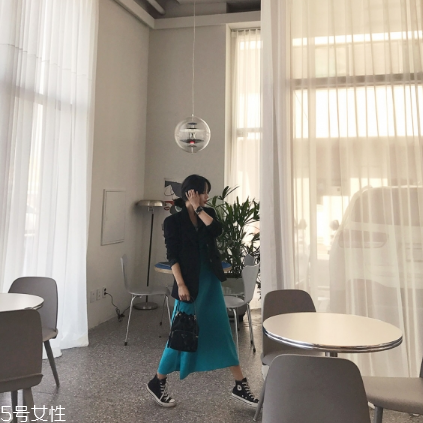 無袖連衣裙怎么搭配外套？無袖連衣裙搭配圖片