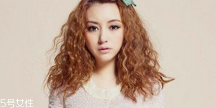 多久燙一次頭發(fā)比較好 燙頭發(fā)要注意 多久燙一次頭發(fā)比較好 燙頭發(fā)要注意