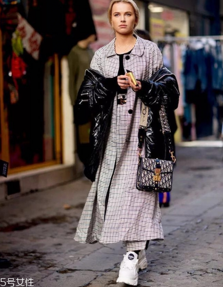 小白鞋沾紅酒怎么清洗？小白鞋上的紅酒清洗方法