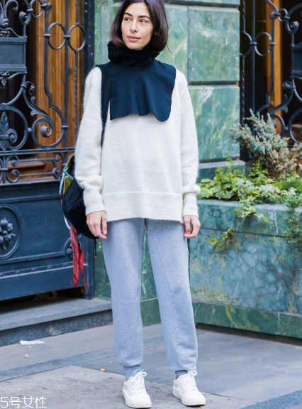 小白鞋沾紅酒怎么清洗？小白鞋上的紅酒清洗方法