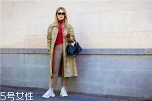 小白鞋沾紅酒怎么清洗？小白鞋上的紅酒清洗方法