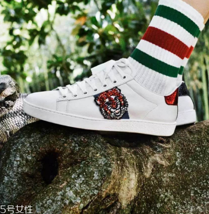 小白鞋弄到茶怎么清洗？小白鞋上的茶漬清洗方法