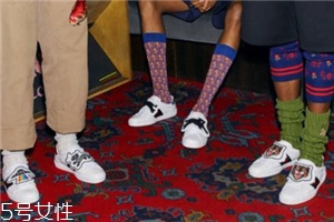 小白鞋弄到茶怎么清洗？小白鞋上的茶漬清洗方法