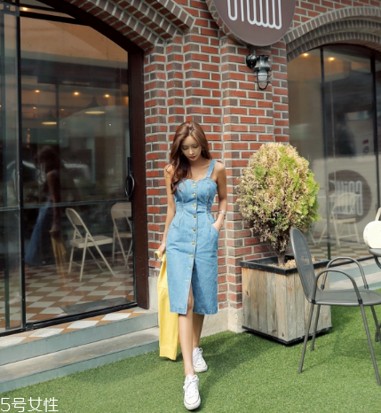 牛仔連衣裙配什么鞋？牛仔連衣裙搭配鞋子圖片