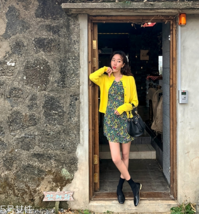 碎花連衣裙配什么外套？碎花連衣裙搭配外套圖片