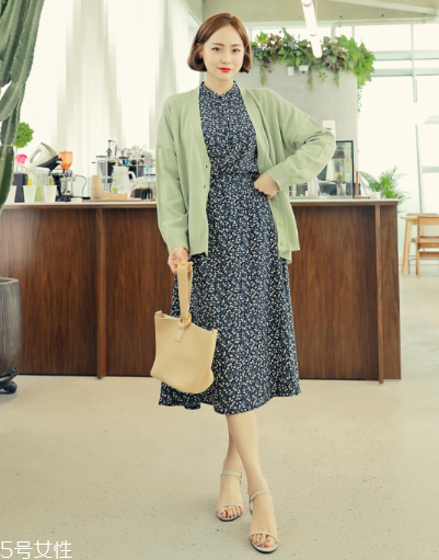 碎花連衣裙配什么外套？碎花連衣裙搭配外套圖片