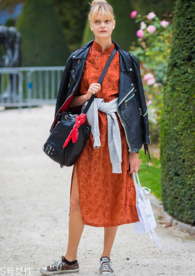 碎花連衣裙配什么外套？碎花連衣裙搭配外套圖片