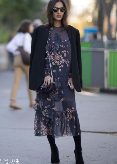 碎花連衣裙配什么外套？碎花連衣裙搭配外套圖片