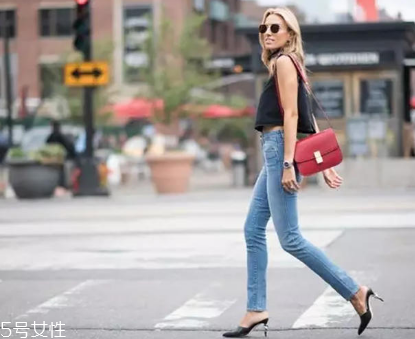 直筒身材女生怎么搭配？直筒身材女生搭配技巧