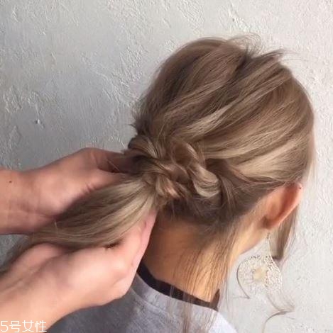 日式花瓣低馬尾怎么扎好看 日式花瓣低馬尾怎么扎好看