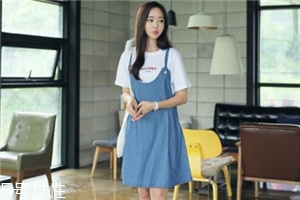 牛仔連衣裙里面穿什么？牛仔連衣裙內搭圖片