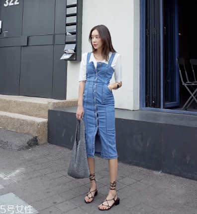 牛仔連衣裙里面穿什么？牛仔連衣裙內搭圖片