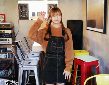 牛仔連衣裙里面穿什么？牛仔連衣裙內搭圖片