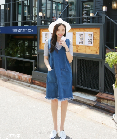 牛仔連衣裙里面穿什么？牛仔連衣裙內搭圖片