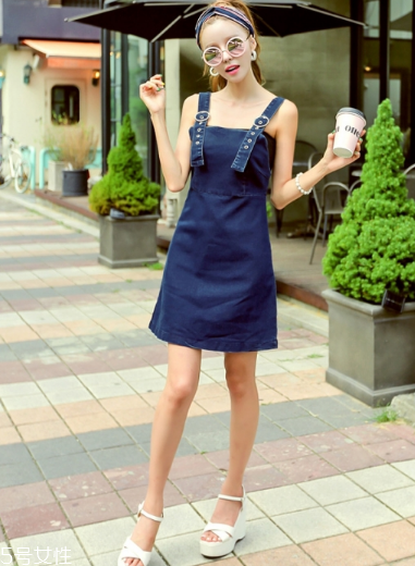 牛仔連衣裙里面穿什么？牛仔連衣裙內搭圖片