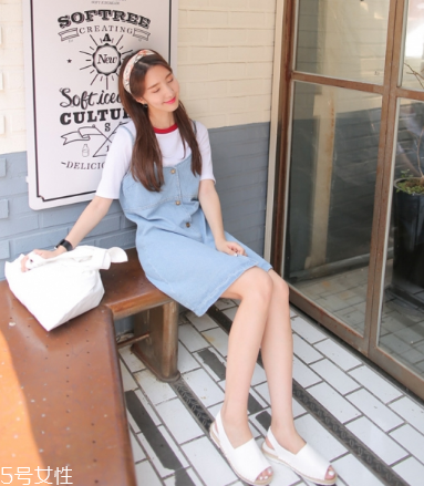 牛仔連衣裙里面穿什么？牛仔連衣裙內搭圖片