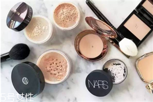 散粉蜜粉粉餅?zāi)膫€好用 散粉粉餅蜜粉的區(qū)別 散粉蜜粉粉餅?zāi)膫€好用 散粉粉餅蜜粉的區(qū)別