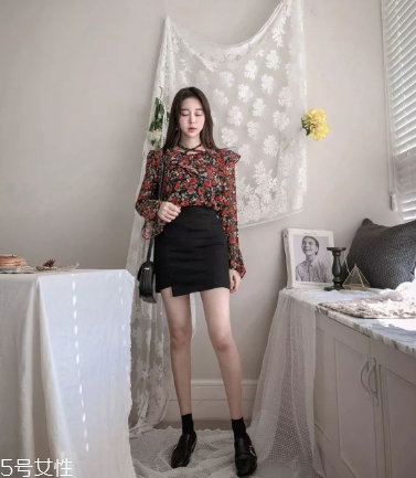 黑色半身裙怎么搭配？黑色半身裙搭配技巧