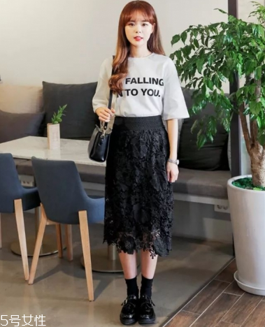 黑色半身裙怎么搭配？黑色半身裙搭配技巧
