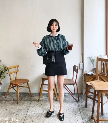 黑色半身裙怎么搭配？黑色半身裙搭配技巧