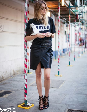 黑色半身裙怎么搭配？黑色半身裙搭配技巧