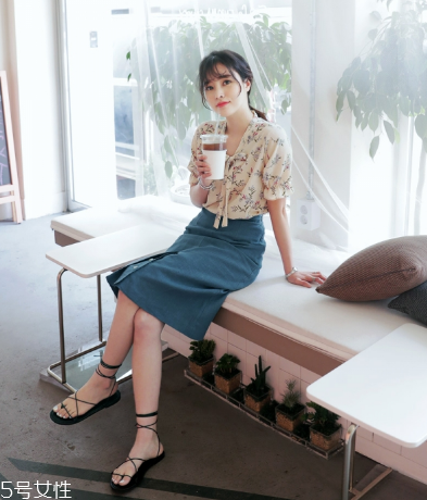 高腰短裙怎么搭配上衣？高腰短裙搭配上衣圖片