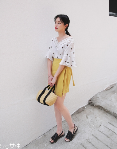 高腰短裙怎么搭配上衣？高腰短裙搭配上衣圖片