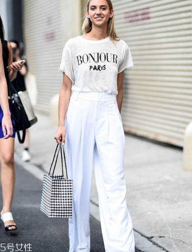白色t恤怎么搭配？白色t恤常見搭配技巧