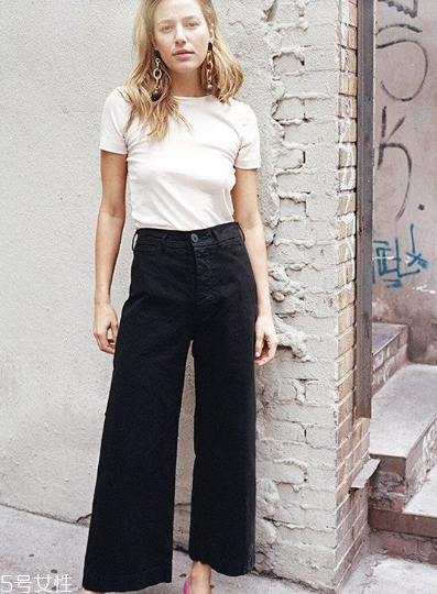 白色t恤怎么搭配？白色t恤常見搭配技巧