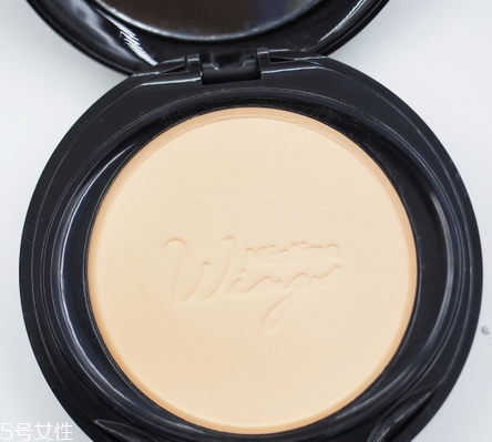 mistine瓷肌粉餅和羽翼粉餅一樣嗎 mistine羽翼粉餅色號試色 mistine瓷肌粉餅和羽翼粉餅一樣嗎 mistine羽翼粉餅色號試色