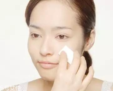 化妝卡粉是什么意思 導(dǎo)致卡粉的原因和解決方法