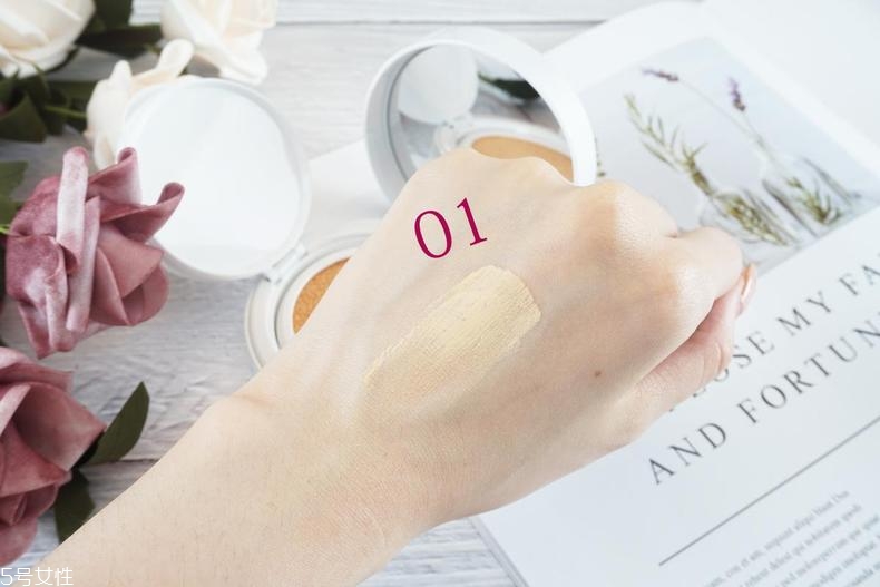 雅詩(shī)蘭黛晶透沁白氣墊遮瑕效果好嗎 和dw氣墊哪個(gè)好 雅詩(shī)蘭黛晶透沁白氣墊遮瑕效果好嗎 和dw氣墊哪個(gè)好