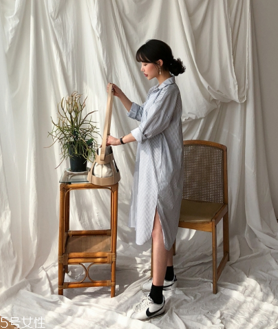 條紋連衣裙配什么鞋子？條紋連衣裙搭配鞋子圖片