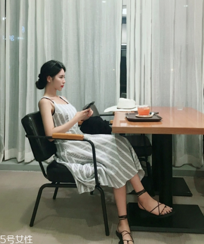條紋連衣裙配什么鞋子？條紋連衣裙搭配鞋子圖片
