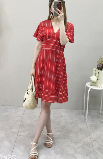 條紋連衣裙配什么鞋子？條紋連衣裙搭配鞋子圖片