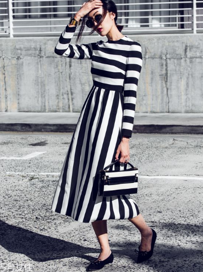 條紋連衣裙配什么鞋子？條紋連衣裙搭配鞋子圖片