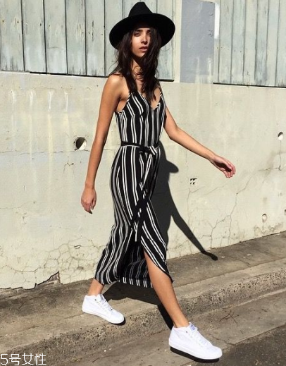 條紋連衣裙配什么鞋子？條紋連衣裙搭配鞋子圖片